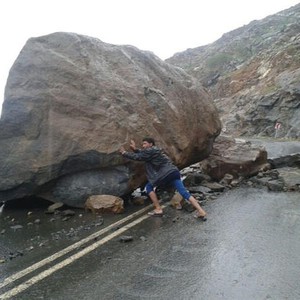 صورة للصخرة العملاقة التي انهارت على طريق "البوا" بسبب الامطار 