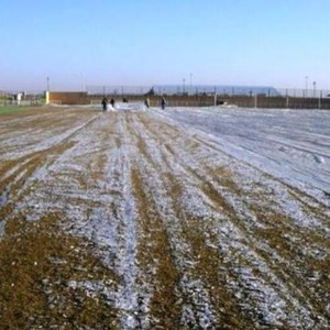 بالصور: طبقة من الجليد تُغطي ملعب العروبة بسكاكا 