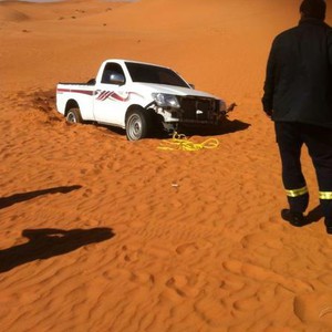 الدفاع المدني يُنقذ حياة شخصين بعد فُقدانهما في صحراء الدهناء 