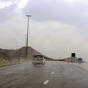 الأحد: أتربة مُثارة مُحتملة بأجزاء من دبي .. وأمطار رعدية مُحتملة بالعين والجبال شرقاً