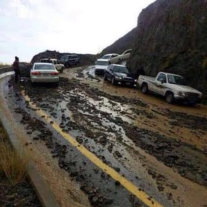 بالصور: الانهيارات الطينية تغلق طريق عقبة الصما بعسير