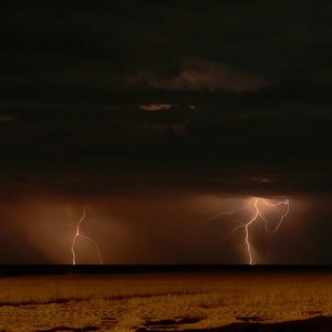 الرياض: فُرص الأمطار الرعدية تبتعد يوم الإثنين وتعود بقوّة يوم الثلاثاء