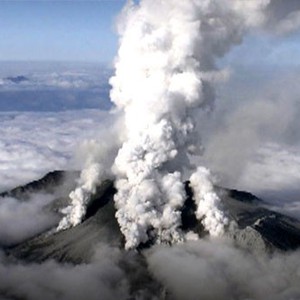 سحابة رماد عملاقة يُخلفها ثوران جبل آسو في اليابان 