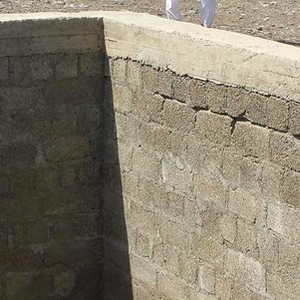 "بئر قديم" يتربص بحياة المواطنين خلف مطار الفجيرة 