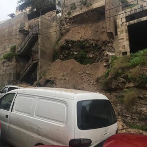 بسبب الأمطار... إخلاء منزل في جبل الجوفة