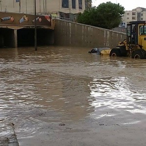 الدفاع المدني يبحث عن شخص جرفه السيل بخريبة السوق