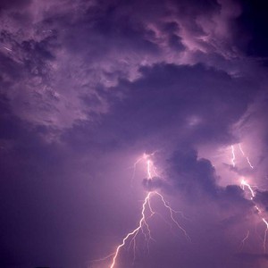 تنبيه: اشتداد الأمطار الرعدية على عدة مناطق في المملكة الخميس و الجمعة 