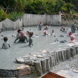 ما هي أفضل 5 أماكن حول العالم للحصول على حمام طين؟