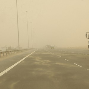  رياح جنوبية مثيرة للغبار في العاصمة أبوظبي 