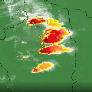 تحديث 7:50م | تزايد فرص الأمطار في العاصمة الرياض خلال الساعة القادمة  