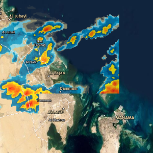 الدمام 6:45م | حزام من السُحب الرعدية يبدأ بدخول أجواء المدينة والأمطار الرعدية تشتد بعد قليل 