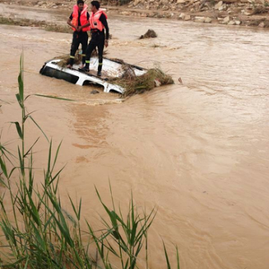 طفلة تنتظر والدها بعد عام من اختفائه بسيول الرياض