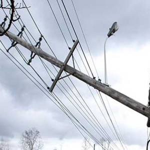 عاصفة مطرية تسقط أعمدة كهربائية فوق سيارات في المغرب