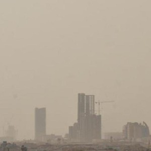 السعودية | بالتزامن مع استمرار الرعود جنوب غرب البلاد..رياح شمالية شرقية مثيرة للغبار على الرياض الثلاثاء 