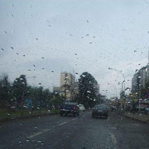 بقاء احتمال ضعيف لبعض زخات المطر يوم الأربعاء، دون تغيرات ملموسة على درجات الحرارة