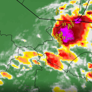 بالفيديو | مشاهد تاريخية مُهيبة للحظة دخول العاصفة الرعدية لأجواء حفر الباطن مساء الخميس 