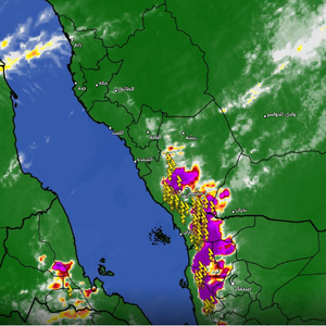 تحديث 3:00م | سُحب رعدية قوية وأمطار غزيرة تؤثر على مرتفعات جازان وعسير وأجزاء من نجران 