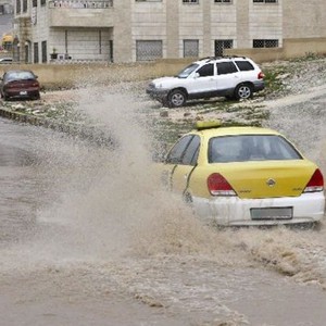 بالفيديو | الأمطار الغزيرة تغرق الرصيفة ومخيم الزرقاء وخسائر في المحال التجارية وأضرار في المركبات 