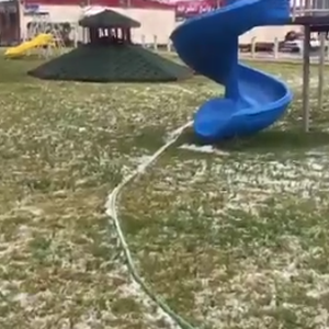 البرد يُبهج المصطافين في الحرجة بمنطقة عسير 