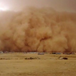 عاصفة رملية جدارية تضرب مركز "عمق" المطل على ساحل عسير