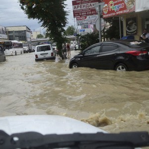  المعدل المطري لثلاثة أسابيع يتساقط بساعات و النتيجة فيضانات عارمة في سوشي الروسية 
