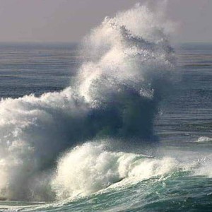 بالفيديو | الأمواج العالية تُداهم سواحل مدينة جدة وطقس العرب يكشف عن الأسباب 