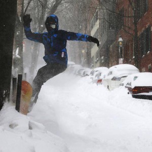 قتيل واحد على الأقل في عاصفة ثلجية ضربت البلقان