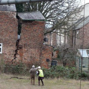 ظاهرة الحفر الأرضية تبتلع قبور البريطانيين هذه المرة 