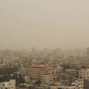 عطلة نهاية الأسبوع : أجواء حارة نسبياً ، تتحول تدريجياً إلى مغبرة السبت مع زخات طينية من المطر متوقعة
