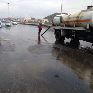 امانة مكة تستنفر لشفط المياه وازالة مخلفات الامطار 