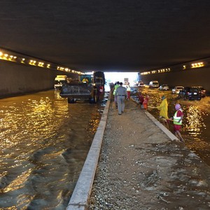 العديد من الحوادث و إرتفاع منسوب المياه في مواقع عديدة في الرياض 