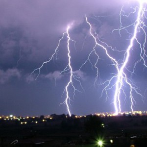 ليلة الجمعة/السبت وصباح السبت | اشتداد تأثير حالة عدم الاستقرار الجوي وأمطار رعدية في العديد من المناطق تكون غزيرة أحياناً وتحذير من تشكل السيول