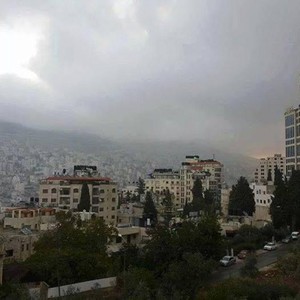 استمرار الأجواء الماطرة على فترات يوم الثلاثاء و انخفاض إضافي على درجات الحرارة 