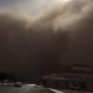 شاهد .. شاهد لحظة دخول العاصفة الرملية الجدارية لأجواء القريات قبل قليل 
