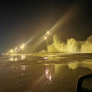 عاجل: اعصار كيار يستمر بفقدان قوته ويتراجع الان من الدرجة الثالثة إلى الثانية