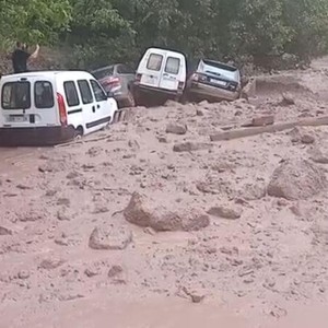 بالفيديو | سيول طينية وصخرية تجتاح وادي إمليل في المغرب وتجرف عدداً من المركبات 