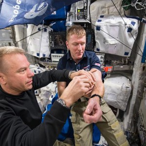 لماذا يشعر رواد الفضاء بالضعف بعد عودتهم إلى الأرض ؟