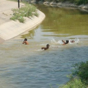 تحذيرات من خطورة السباحة في قناة الملك عبد الله