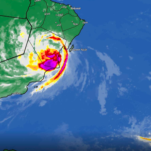 بالفيديو .. أقوى المشاهد لتأثيرات اعصار هيكا على سواحل الدقم في سلطنة عمان