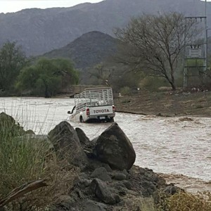 انجراف مركبتين بسبب السيول في محافظة العرضيات