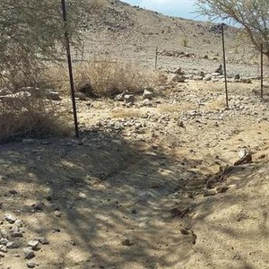 السيول تهدد بجرف المقابر في وادي الأثب بعسير