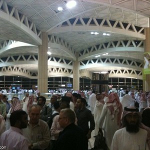 أنباء عن اصطدام طائرة بجسر المطار في الرياض 