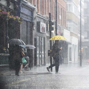 بقايا الإعصار دوريان تؤثر على الجزر البريطانية بالأمطار والرياح يوم الأربعاء 