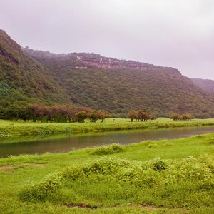 طقس عُمان | الأمطار الموسمية تتجدد على جبال الحجر ومحافظة ظفار نهار الاثنين