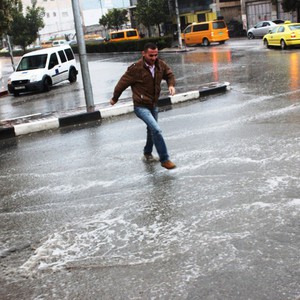 اعتباراً من مساء السبت ويوم الأحد : أمطار رعدية متوقعة في الضفة الغربية وتوقعات بتشكل السيول