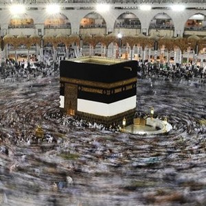 صورتان تعبران عن وجه التشابه بين طواف حجاج بيت الله الحرام حول الكعبة وحركة النجوم حول مركز المجرّة