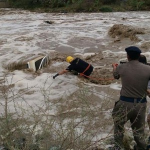 "أمن الطرق" تُعيد فتح طريق تبوك - المدينة المنورة بعد إغلاقه لساعات بسبب السيول المنقوله