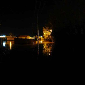 إنقاذ 8 عوائل داهمت مياه الأمطار بيوتهم 