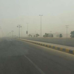 تدني مدى الرؤية لأقل من 300 متر بسبب الغبار