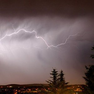 زخات رعدية من المطر في جنوب غرب البلاد تتجدد الثلاثاء